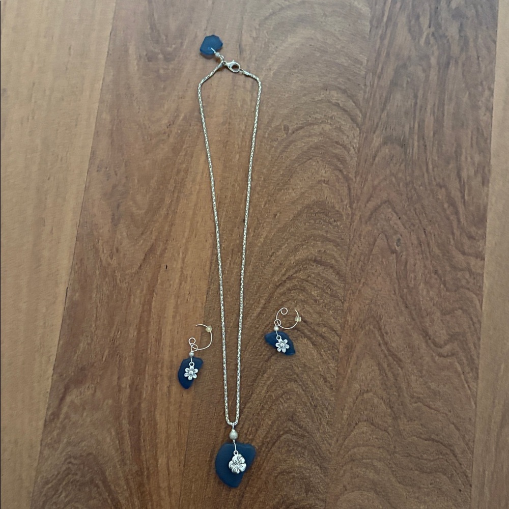 Hawaiian made necklace and earrings set - Picture 4 of 5
